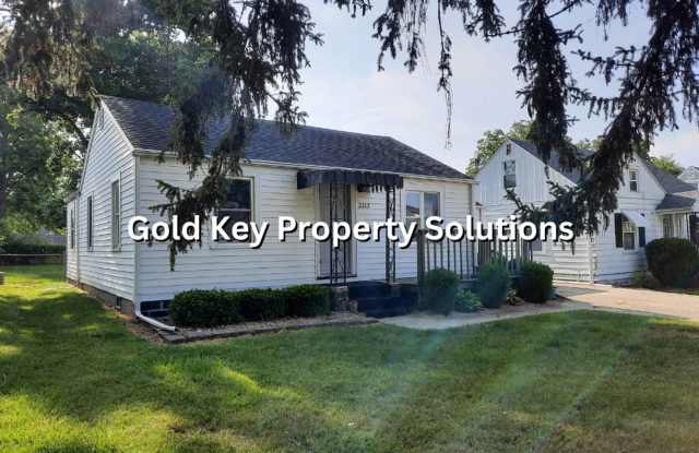 MUNCIE 4 BR 1 BA House Near Ball State with Washer/Dryer and Fenced Back Yard NO SECTION 8 photos photos