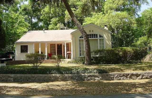 2-bed, 1-bath house near University of Florida campus - 112 Southwest 23rd Terrace, Gainesville, FL 32607