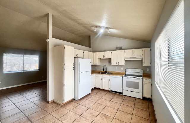 2 Bedroom 1 Bathroom w/ 2 Car Garage and Fenced in Yard photos photos