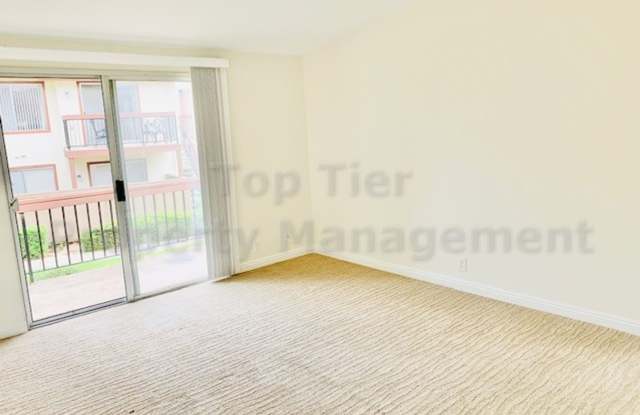 Beautiful 2 Bd/1 Ba, 806 sf upper unit condo located in very desirable La Jolla Colony community Gallery 4