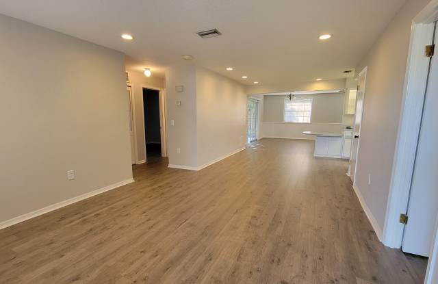Spacious 4BR Home with Garage Available in Venice NOW! Gallery 4