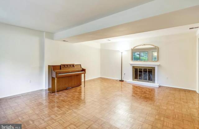 9816 BETTEKER LN Gallery 4