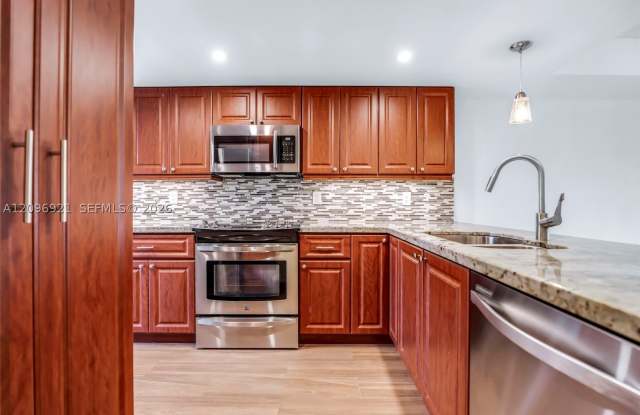 7050 SW 42nd Ct Gallery 4
