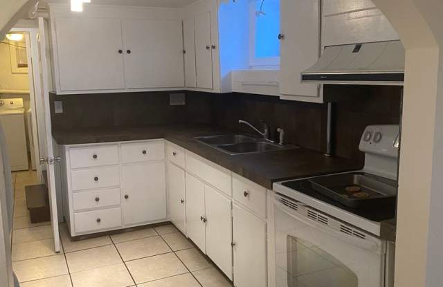 2 Bed / 1 Bath Garden-Level Apartment – Available NOW!! Gallery 3