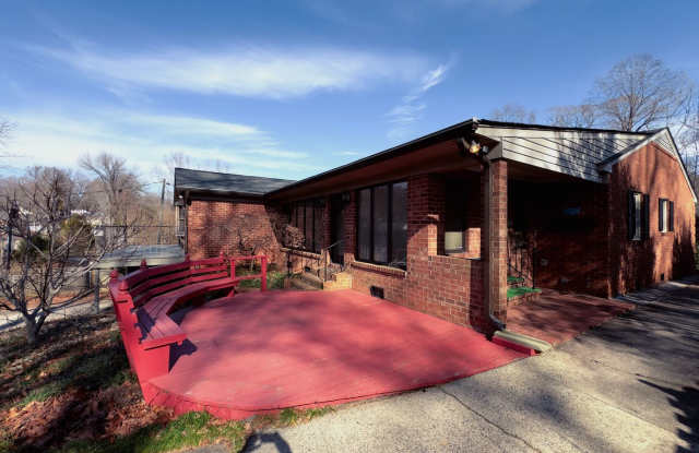 Spacious Brick Ranch w/Finished Basement in Grimsley District Gallery 3