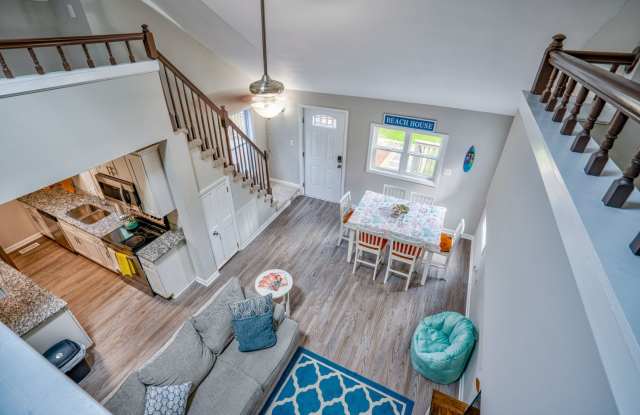 Cozy fully-furnished beach home on desirable Oak Island!!! Gallery 3