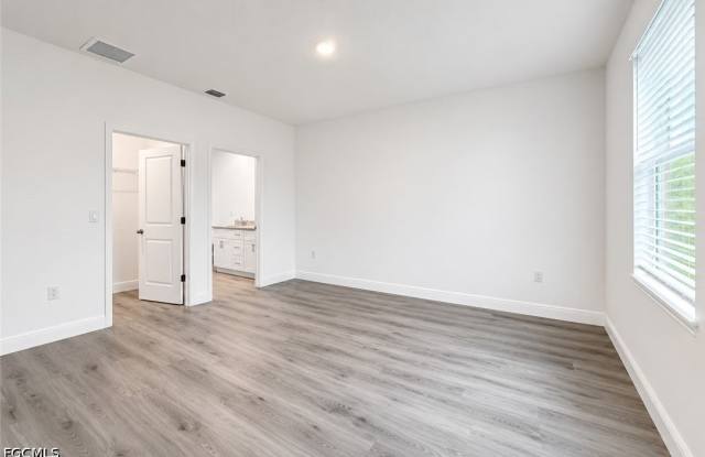 537 GREENBRIAR Boulevard Gallery 4