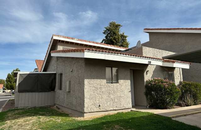 Wonderful 2 bedroom 2 bath townhome in the heart of Gilbert - 413 East Bruce Avenue, Gilbert, AZ 85234
