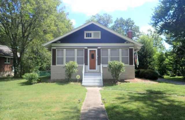 Magnificent 2 Bedroom Bungalow With Huge Fenced In Yard! - 206 West Boulevard South, Columbia, MO 65203