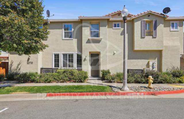 Welcome to 1070 Sierra View Circle #3 — a charming 3-bedroom, 2.5-bathroom townhome in Lincoln Crossing photos photos