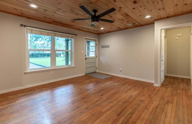 PRICE LOWERED! Charming 2-Bedroom Cottage Near Downtown Fairhope Gallery 3