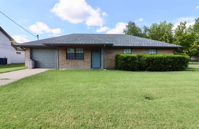 FOR LEASE! Newly Remodeled - 3 Bedroom - 1.5 Bath Brick Home in Low Traffic Area in Weatherford! Gallery 1