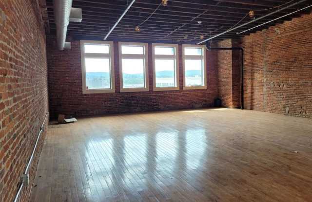 503 PENN Street Gallery 2