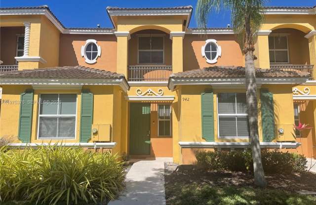 942 NE 42nd Pl photos photos