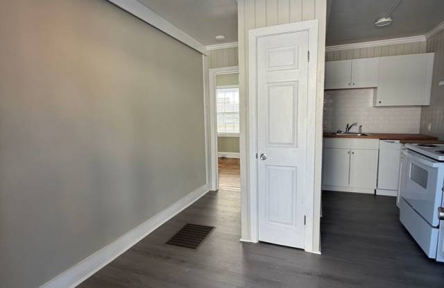 ***Newly Renovated 1 Bedroom - 1/2 Off First Month's Rent*** | Call for September Specials Gallery 1