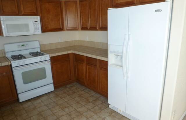 Three Bedroom, Two and a Half Bath Townhome Near UNR/TMCC Gallery 4