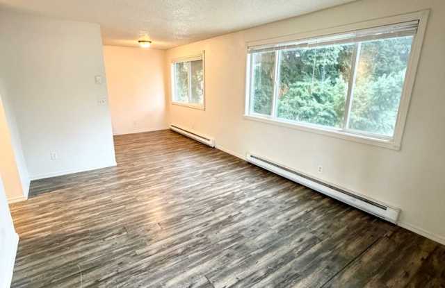 2 BEDROOM, 1 BATH DUPLEX WITH GARAGE! Gallery 3