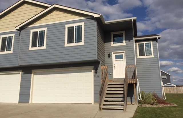 Spacious Townhouse for rent with No maintenance responsibilities!! photos photos