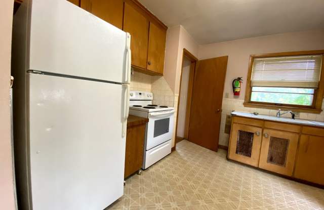 821 W 28th St - 821 W 28th St, Cedar Falls, IA 50613