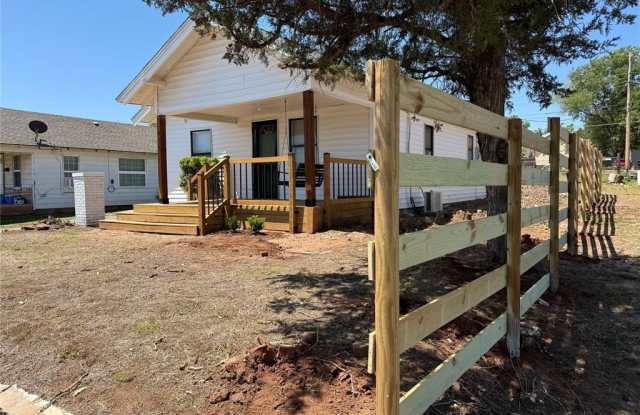 414 N 6th Street - 414 North 6th Street, Clinton, OK 73601