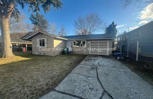 2 bed house w/ fenced yard photos photos