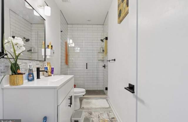 22 E RITTENHOUSE Street Gallery 2