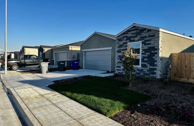 6131 East Giavanna Avenue - 6131 East Giavanna Avenue, Fresno, CA 93727 6131 East Giavanna Avenue - 6131 East Giavanna Avenue, Fresno, CA 93727