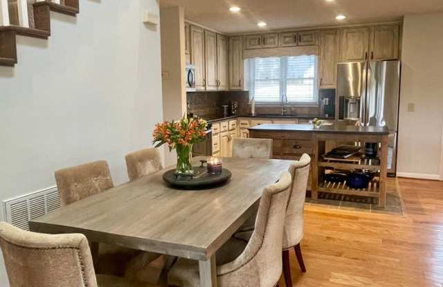 Spacious Lake and Golf View Home Gallery 3