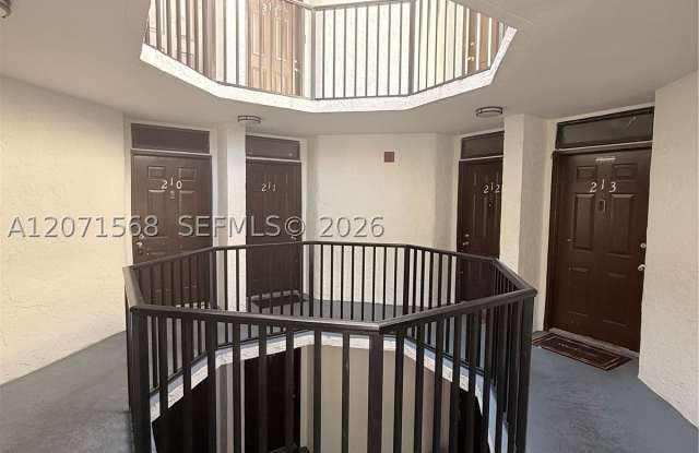 210 Lake Pointe Dr Gallery 2