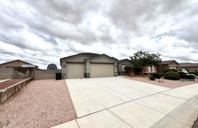 Beautiful 2023-Built 4-Bedroom Home with Solar, Mountain Views & 3-Car Garage Gallery 4