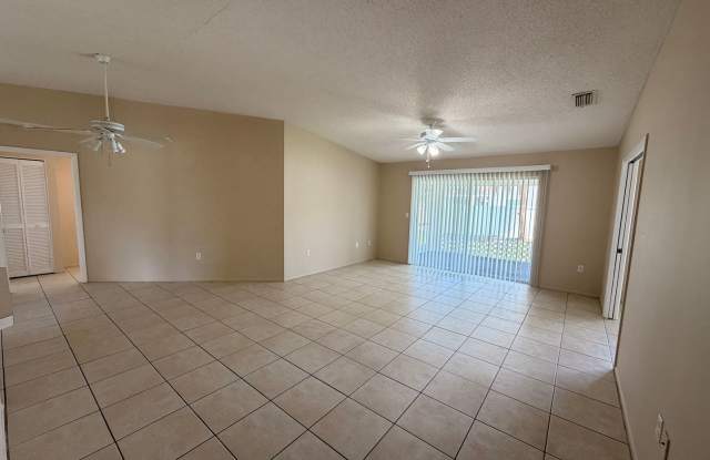 Centrally located 3/2 with 2 car garage Gallery 1