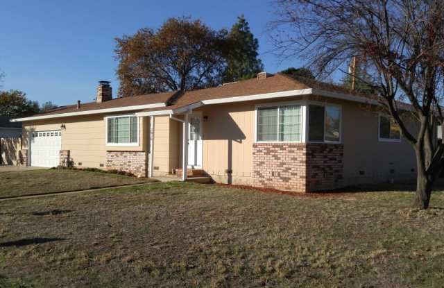 3 Bedroom Home for Rent in South Redding CA | Fenced Yard, Garage & Central HVAC Gallery 1