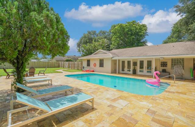 166 Old Country Road S Gallery 1
