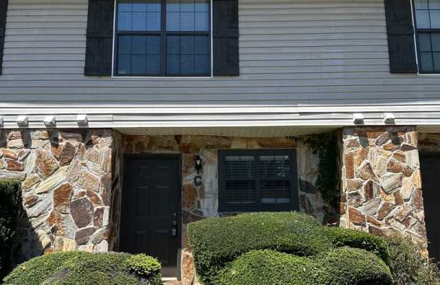 2 Bedroom/2.5 Bath on the banks of Lake Lanier! Gallery 1