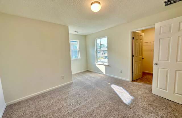Beautiful St. Johns Home in a Desirable Location – Spacious Living & Modern Comfort! Gallery 3