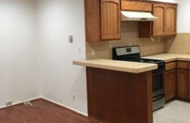 1027 Bay St unit: #1/2 photos photos