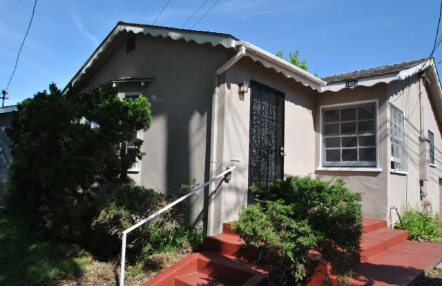 Signal Hill 1-Bedroom Back House with Side Yard, Patio & Washer/Dryer Hookups Gallery 1
