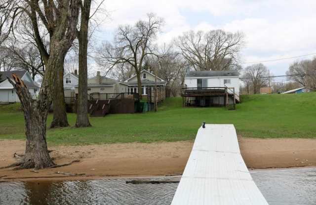 Bayfront 2 bed House with Huge Yard in July Gallery 4
