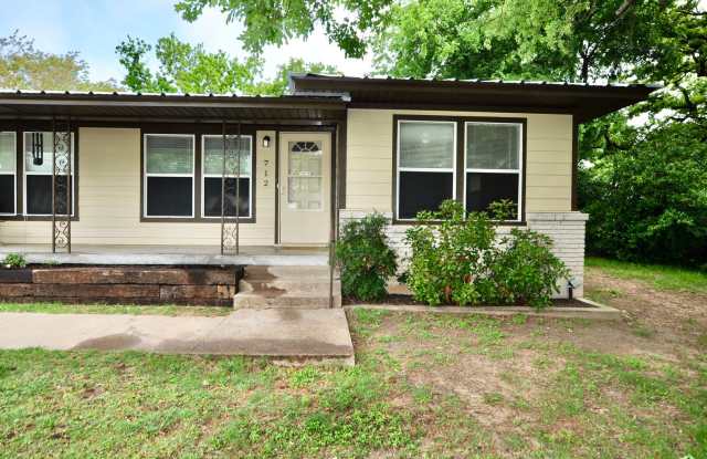 FOR LEASE!  Cute 1 Bedroom - 1 Bath - Duplex in Weatherford. photos photos