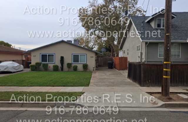 Central Roseville -Duplex 1 Bed, 1 Bath Duplex Large Fenced Yard, Gardener Included - No Laundry Hookups - 119 Birch Street, Roseville, CA 95678