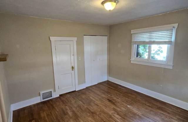 Spacious Denver Home with Convenient Location!!  3 MONTH LEASE ONLY!!!! Gallery 4