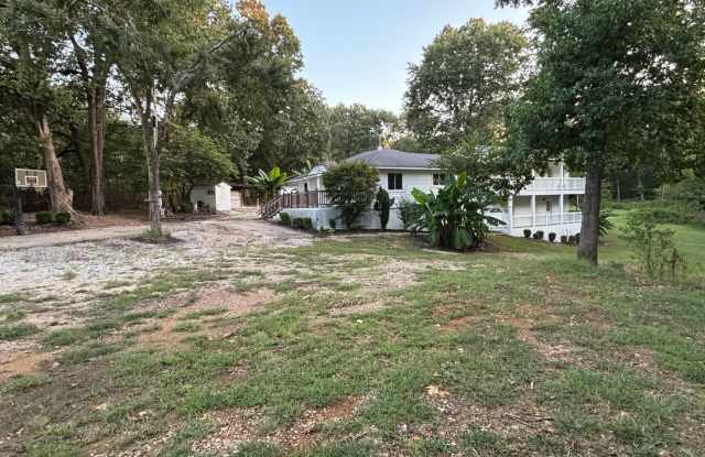 Country Living on 3 Acres – 5 Bed / 3 Bath Farmhouse in Springdale! Detached Garages/Shops Gallery 3