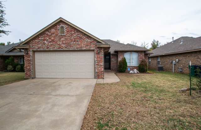Gorgeous 3 Bed 2 Bath Home in Heart Of Yukon! photos photos