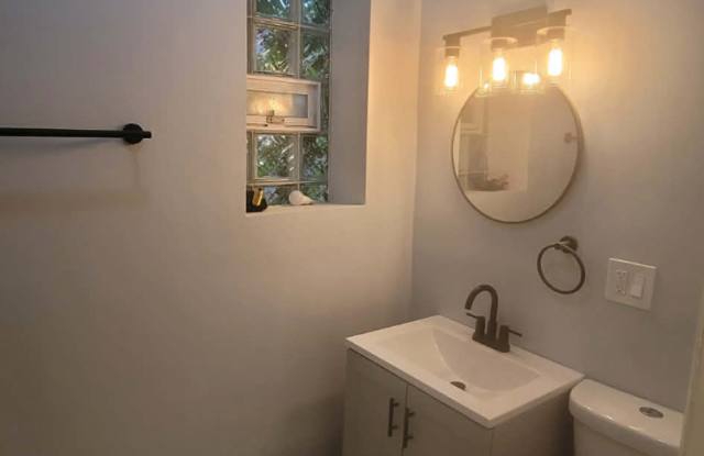 7123 South Rhodes Avenue Gallery 1