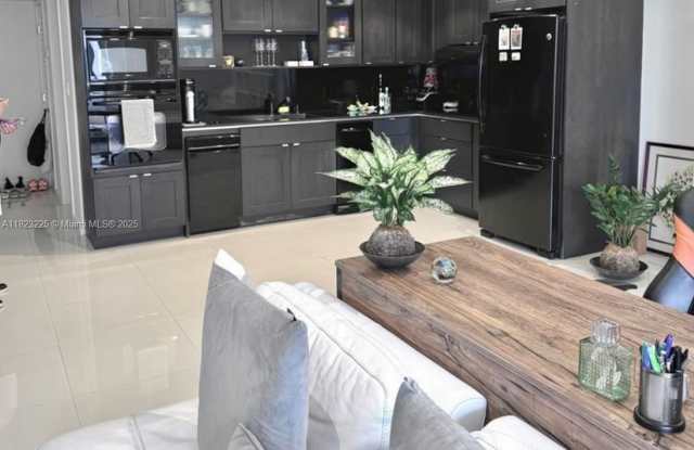 3121 Commodore Plz - 3121 Commodore Plaza, Miami, FL 33133