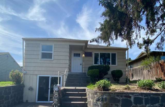 Charming 2 Bedroom 1 bath House! Large Backyard! photos photos