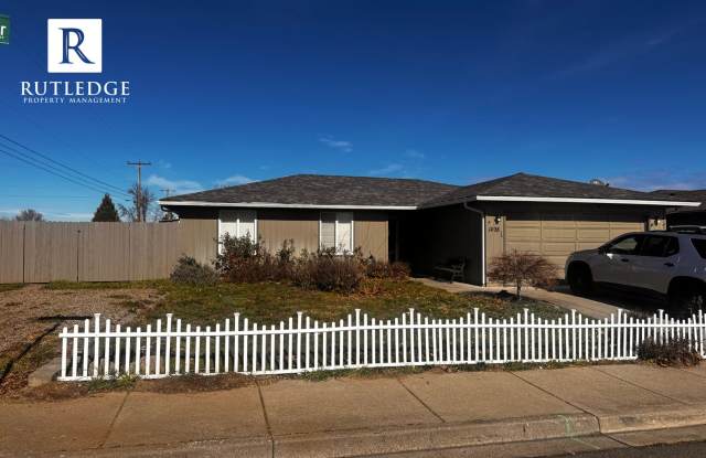 Cozy 3 Bed / 2 Bath Home in South Medford with Fenced Backyard photos photos