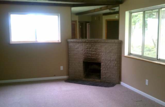 Picturesque cottage in vacation like setting! Stunning views of Tipsoco lake Gallery 3