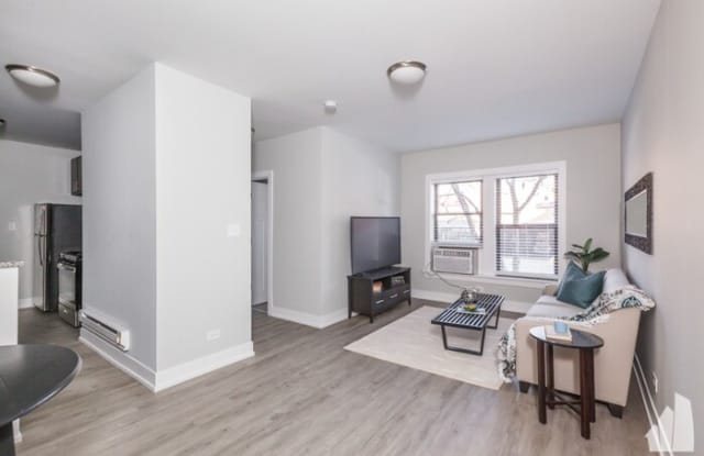 713 West Brompton Avenue - 713 W Brompton Ave, Chicago, IL 60657