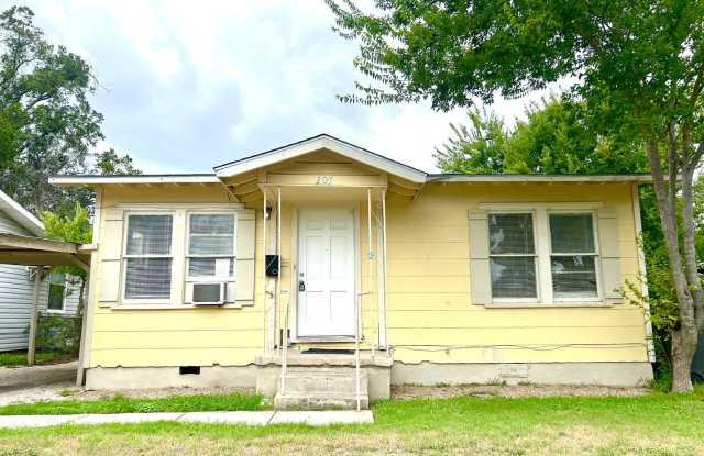 AVAILABLE NOW! 3 Bedroom / 1 Bath Home Near Downtown! - 207 Fargo Avenue, San Antonio, TX 78220